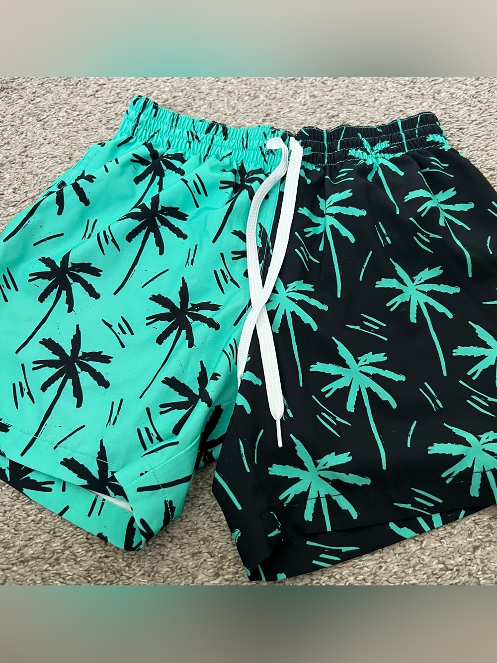 chubbies Palm-Print Athletic Swim Shorts in Teal & Black Size Small